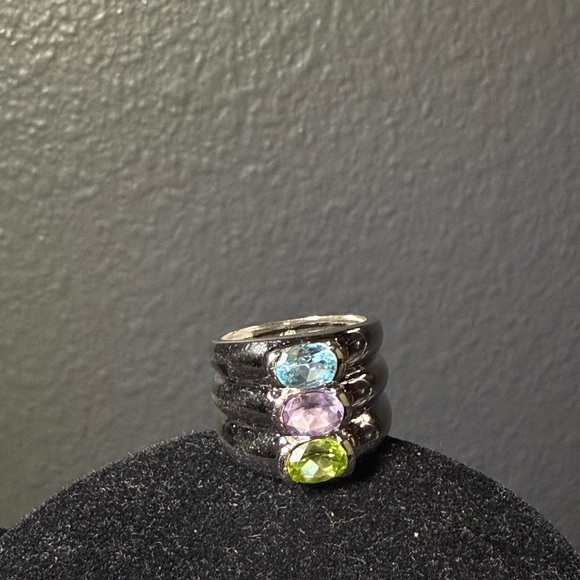 Elegant Silver Ring with Multicolor Gemstones - Picture 2 of 11